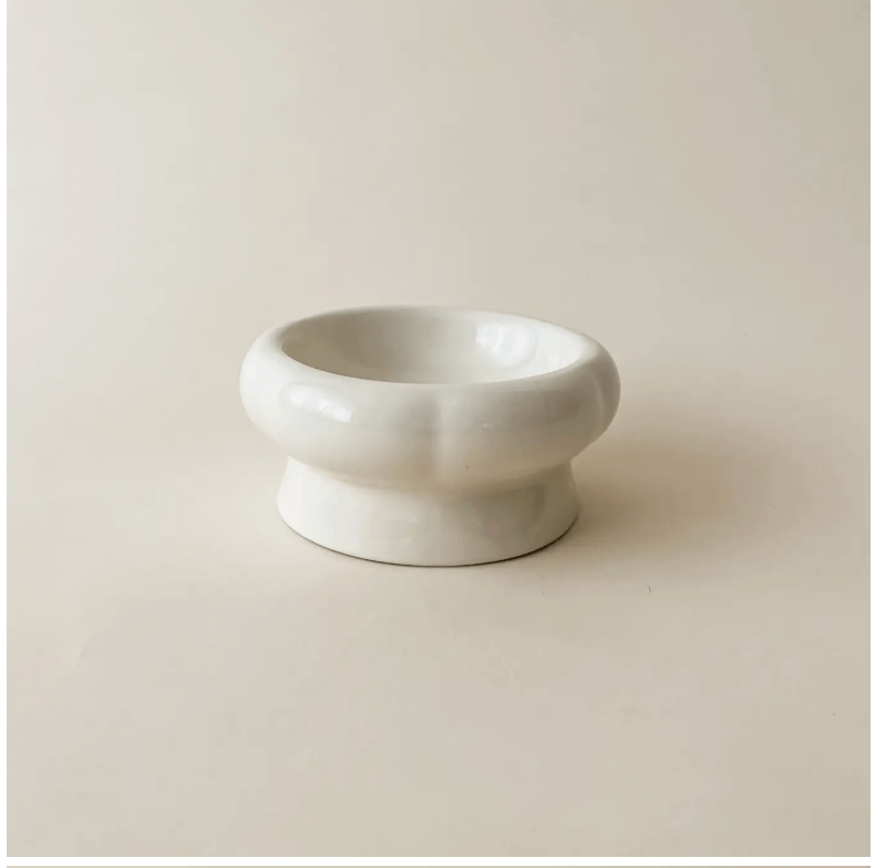 Elevated cat bowl in quality ceramic with a dreamy creamy color, designed for comfort and a spill-free experience.