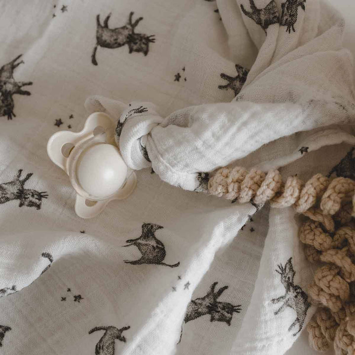 Bianca Swaddle in ecru with cat print, featuring a pacifier, made of 100% cotton muslin and OEKO TEX certified.