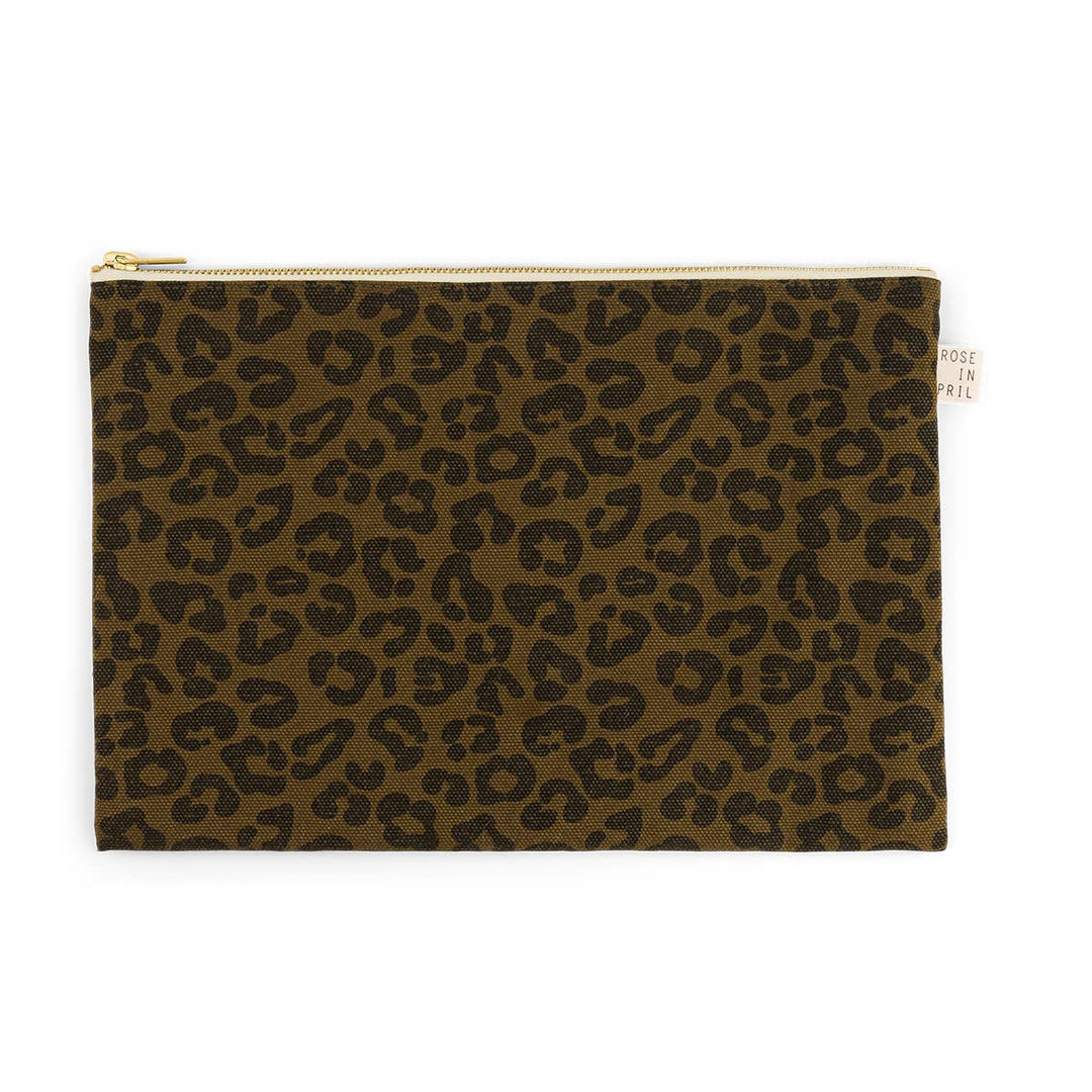 Lili Flat Pouch in leopard olive print, perfect as a toiletry or makeup bag, made of cotton, dimensions 30 x 21 cm.