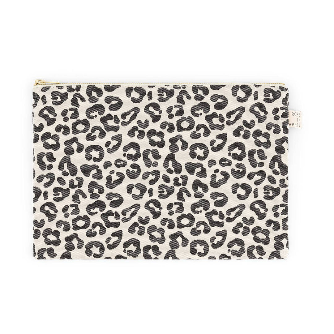 Lili Flat Pouch in leopard greige print, perfect for cosmetics or toiletries, made of 100% cotton. Dimensions: 30 x 21 cm.