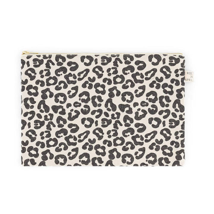 Lili Flat Pouch in leopard greige print, perfect for cosmetics or toiletries, made of 100% cotton. Dimensions: 30 x 21 cm.