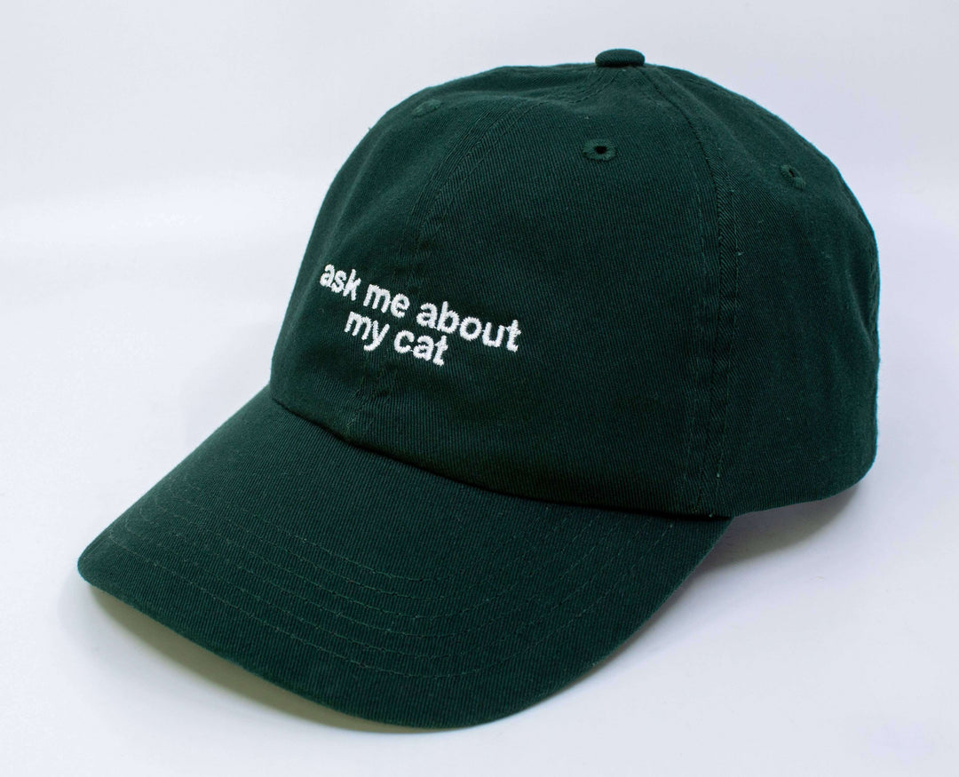 Green embroidered hat with the text 'ask me about my cat' for cat lovers, adjustable and made from 100% cotton.