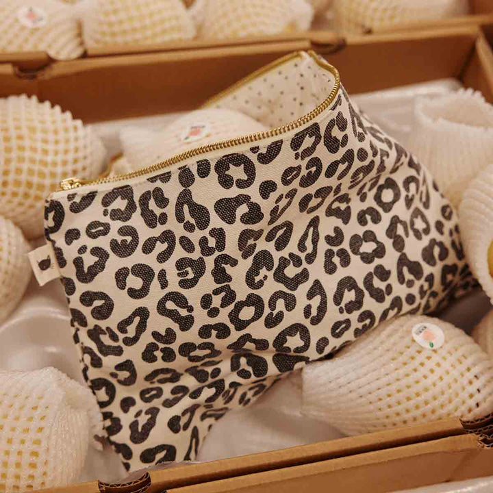 Lili Flat Pouch in leopard greige print, stylish toiletry or makeup bag, made of 100% cotton, dimensions 30x21 cm.
